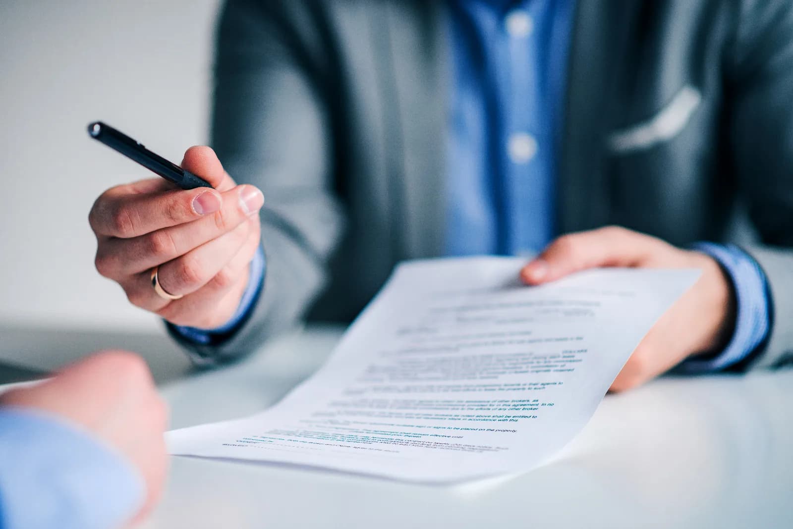 A importância de um contrato bem elaborado: como prevenir conflitos e prejuízos