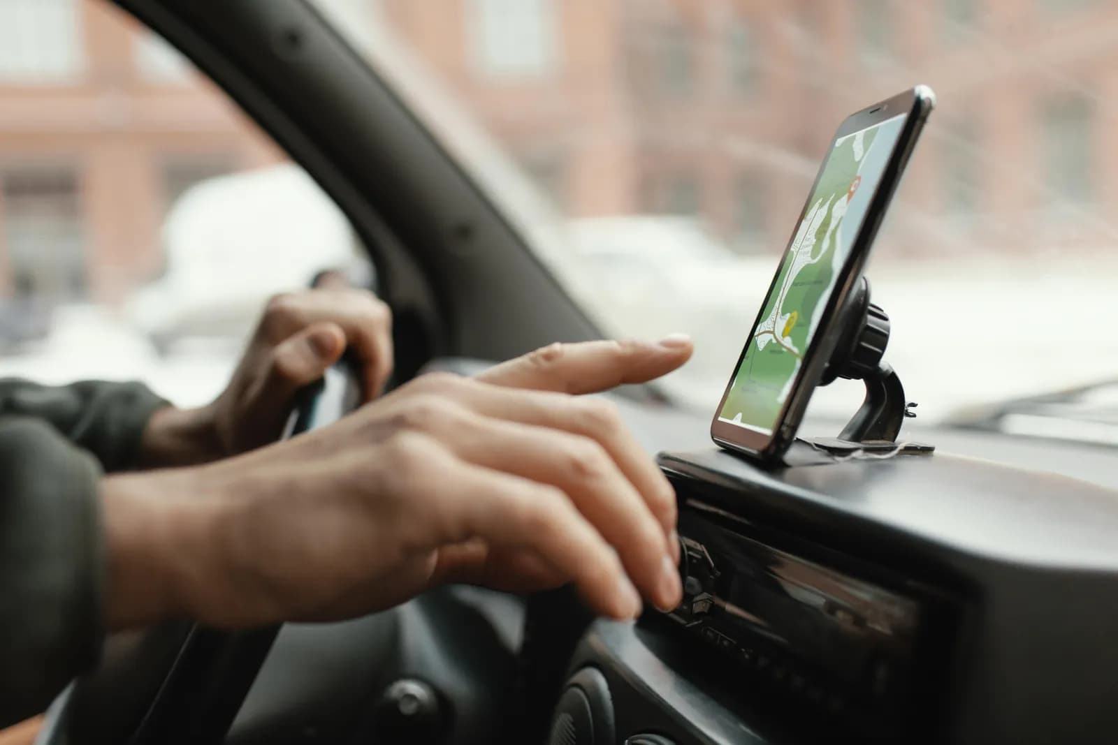 Motorista de aplicativo é empregado? O impasse jurídico sobre a relação com as plataformas digitais